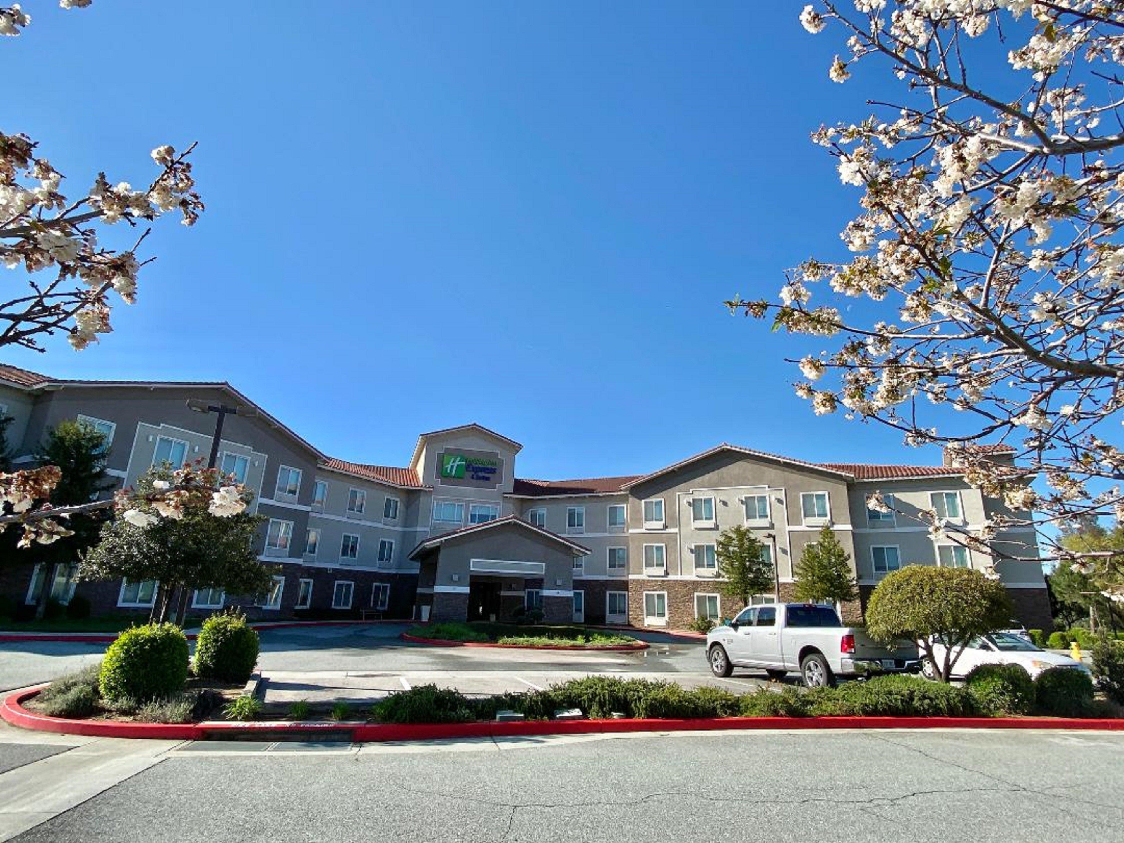 Holiday Inn Express & Suites Beaumont - Oak Valley By Ihg Exterior photo